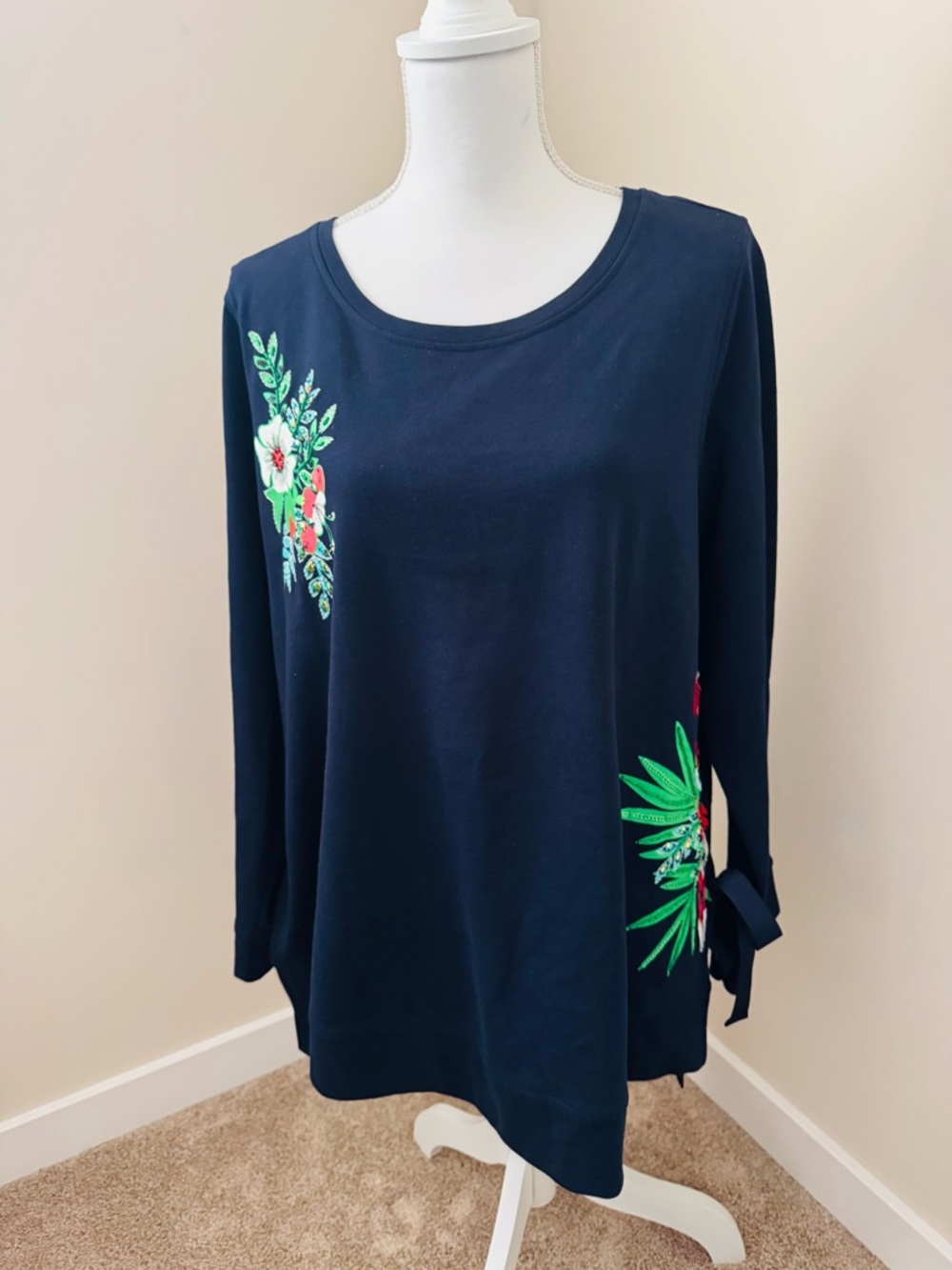 Crown & Ivy Women’s Navy Floral Long-Sleeve Tee